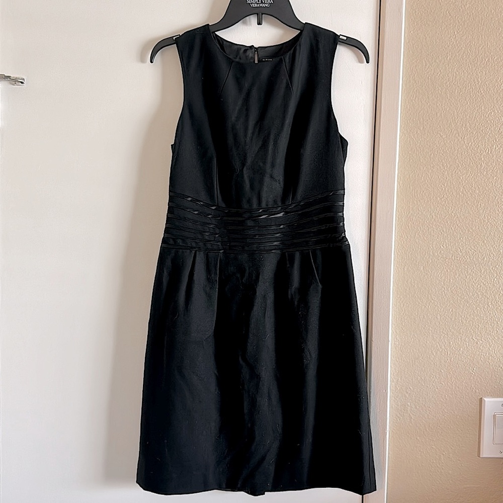 Banana Republic beautiful black cocktail dress - like new condition!
